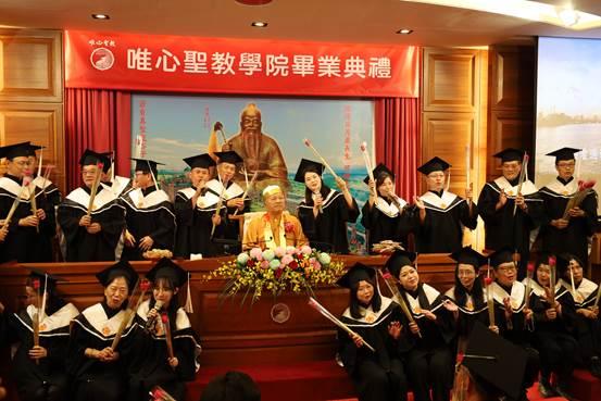 一張含有 服裝, 人員, 畢業典禮, 畢業 的圖片

AI 產生的內容可能不正確。