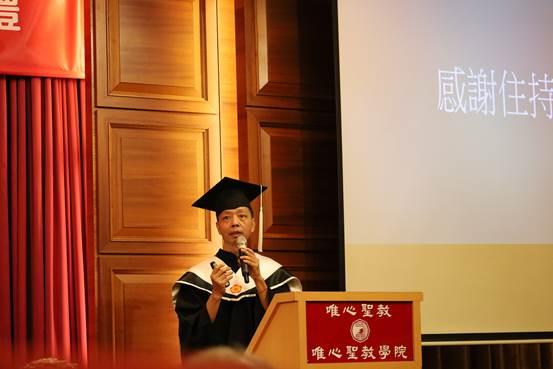 一張含有 畢業典禮, 服裝, 文字, 畢業 的圖片

AI 產生的內容可能不正確。