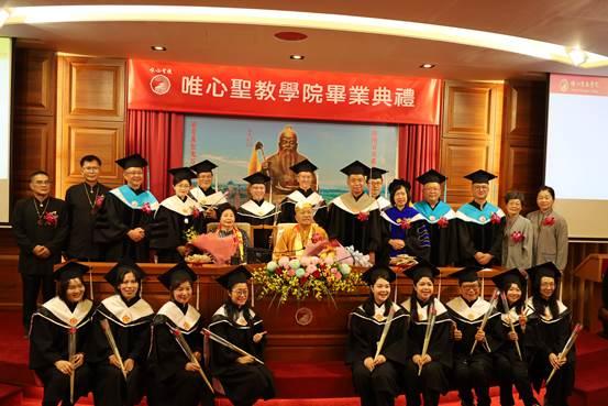 一張含有 服裝, 人員, 室內, 畢業典禮 的圖片

AI 產生的內容可能不正確。