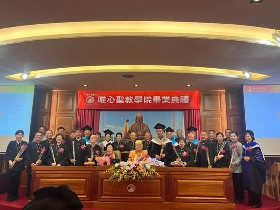 一張含有 服裝, 建築, 室內, 人員 的圖片

AI 產生的內容可能不正確。
