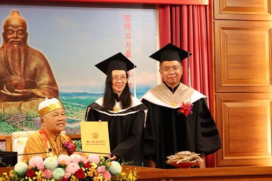 一張含有 畢業典禮, 畢業, 服裝, 學位服 的圖片

AI 產生的內容可能不正確。