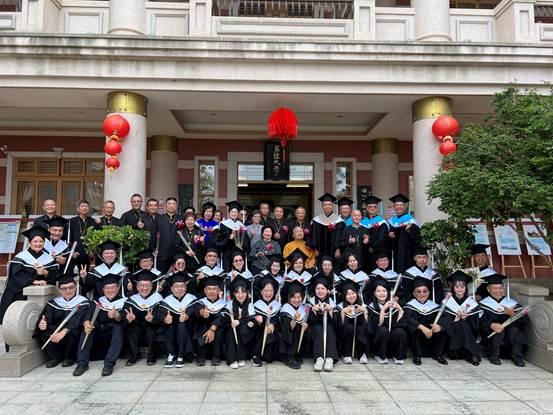 一張含有 學位服, 人員, 建築, 戶外 的圖片

AI 產生的內容可能不正確。